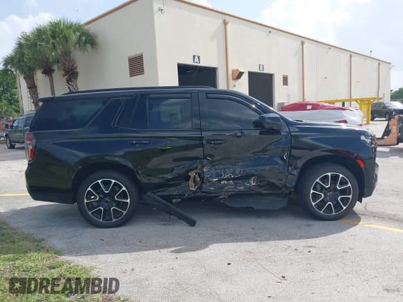 ✅ 2023 Chevrolet Tahoe RST • VIN: 1GNSCRKD2PR107150 • Lot: 39049156. Wystawiony na IAAI z przebiegiem 40 956 mil. Bezpłatny archiwum sprzedaży aukcyjnych z USA i szczegółowy raport historii pojazdu na DreamBid. Zdjęcie 13.