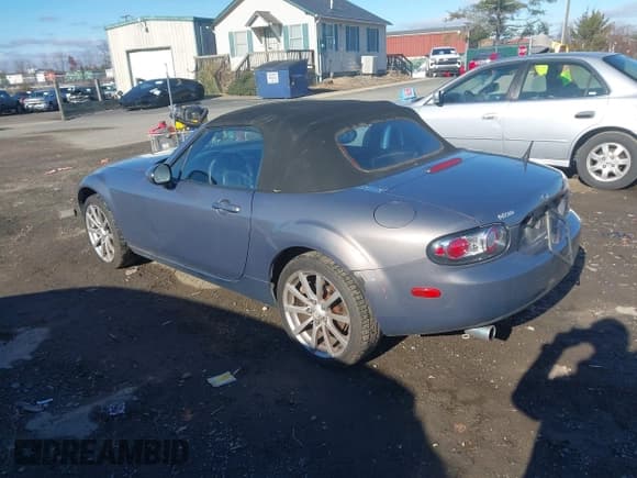 ✅ 2006 Mazda MX-5 Miata Grand Touring • VIN: JM1NC25FX60122377 • Lot: 43743114. Wystawiony na IAAI z przebiegiem 144 588 mil. Bezpłatny archiwum sprzedaży aukcyjnych z USA i szczegółowy raport historii pojazdu na DreamBid. Zdjęcie 3.