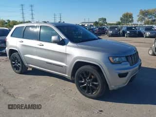 2018 Jeep Grand Cherokee Altitude z VIN 1C4RJFAG6JC220486, wystawiony jako IAAI lot #43399251 z przebiegiem 90 525 mil mil oraz . Historia ofert i sprzedaży dostępna na DreamBid. Obrazek 1.