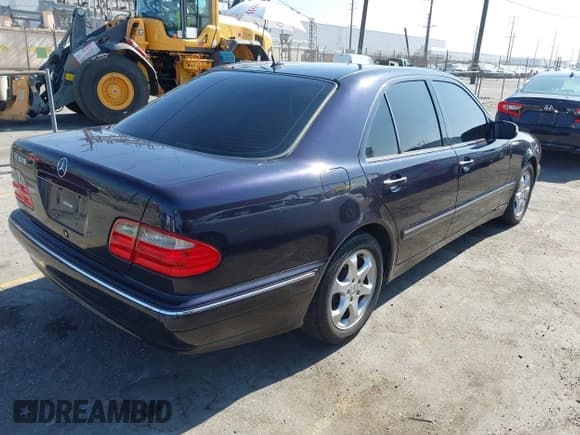 ✅ 2002 Mercedes-Benz E 320 • VIN: WDBJF65J52B402285 • Lot: 43006132. Listed on IAAI with 144,410 mi. Free auction sales archive from the USA and detailed vehicle history report at DreamBid. Image 4.