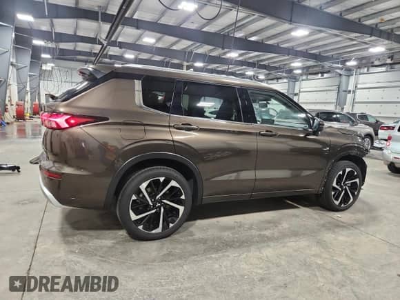 2024 Mitsubishi Outlander SEL with VIN JA4J4WA82RZ073843, listed as a Copart auction lot 81331465 with 10,233 mi miles and Salvage title. Bid and sale history available at DreamBid. Image 3.