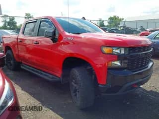 2021 Chevrolet Silverado 1500 Custom Trail Boss z VIN 1GCPYCEL2MZ199128, wystawiony jako IAAI lot #42920378 z przebiegiem 53 584 mil mil oraz . Historia ofert i sprzedaży dostępna na DreamBid. Obrazek 1.