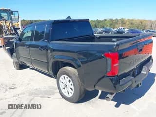 ✅ 2025 Toyota Tacoma SR5 • VIN: 3TMKB5FN4SM042433 • Lot: 43481344. Wystawiony na IAAI z przebiegiem 2 726 mil. Bezpłatny archiwum sprzedaży aukcyjnych z USA i szczegółowy raport historii pojazdu na DreamBid. Zdjęcie 3.