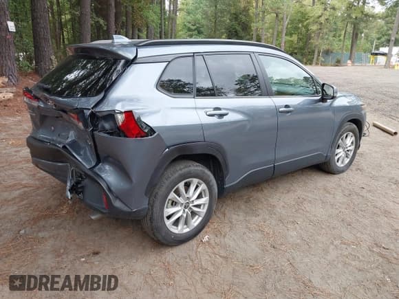 ✅ 2024 Toyota Corolla Cross LE • VIN: 7MUCAABG7RV091214 • Lot: 43408193. Wystawiony na IAAI z przebiegiem 23 668 mil. Bezpłatny archiwum sprzedaży aukcyjnych z USA i szczegółowy raport historii pojazdu na DreamBid. Zdjęcie 4.