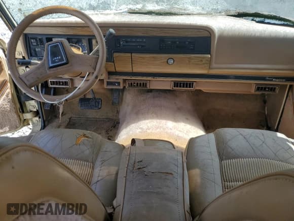 ✅ 1988 Jeep Grand Wagoneer • VIN: 1JCNJ15U3JT159548 • Lot: 57689105. Wystawiony na Copart z przebiegiem 146 992 mil. Bezpłatny archiwum sprzedaży aukcyjnych z USA i szczegółowy raport historii pojazdu na DreamBid. Zdjęcie 8.