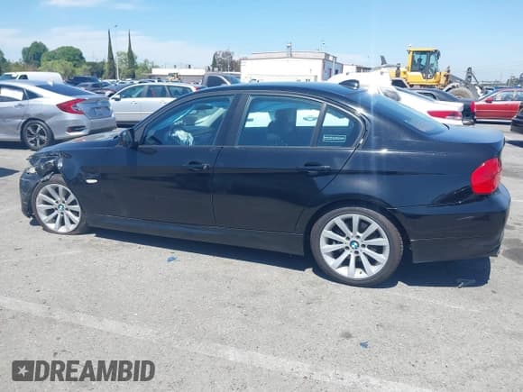 ✅ 2011 BMW 3 Series 328i • VIN: WBAPH5G58BNM83911 • Lot: 42020891. Listed on IAAI with 95,050 mi. Free auction sales archive from the USA and detailed vehicle history report at DreamBid. Image 15.