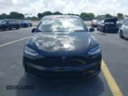 ✅ 2022 Tesla Model X • VIN: 7SAXCDE56NF339696 • Lot: 42481643. Wystawiony na IAAI z przebiegiem 25 934 mil. Bezpłatny archiwum sprzedaży aukcyjnych z USA i szczegółowy raport historii pojazdu na DreamBid. Zdjęcie 11.