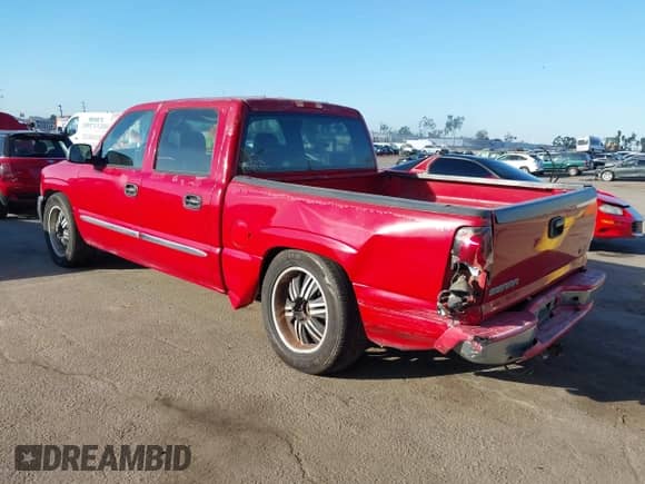 2006 GMC Sierra 1500 SL with VIN 2GTEC13V961213861, listed as a IAAI auction lot 43417439 with 215,402 mi miles and . Bid and sale history available at DreamBid. Image 3.