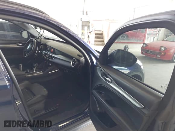 ✅ 2018 Alfa Romeo Stelvio Ti Sport • VIN: ZASFAKNN1J7B81973 • Lot: 42800512. Wystawiony na IAAI z przebiegiem 91 075 mil. Bezpłatny archiwum sprzedaży aukcyjnych z USA i szczegółowy raport historii pojazdu na DreamBid. Zdjęcie 5.