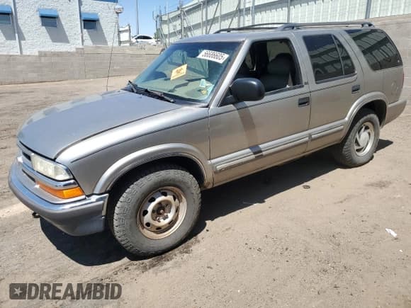 ✅ 2001 Chevrolet Blazer LT • VIN: 1GNDT13W412228837 • Lot: 56686605. Wystawiony na Copart z przebiegiem 160 568 mil. Bezpłatny archiwum sprzedaży aukcyjnych z USA i szczegółowy raport historii pojazdu na DreamBid. Zdjęcie 1.