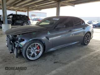 ✅ 2021 Alfa Romeo Giulia Quadrifoglio • VIN: ZARFAMEV5M7646074 • Lot: 46932545. Wystawiony na Copart z przebiegiem 21 797 mil. Bezpłatny archiwum sprzedaży aukcyjnych z USA i szczegółowy raport historii pojazdu na DreamBid. Zdjęcie 1.