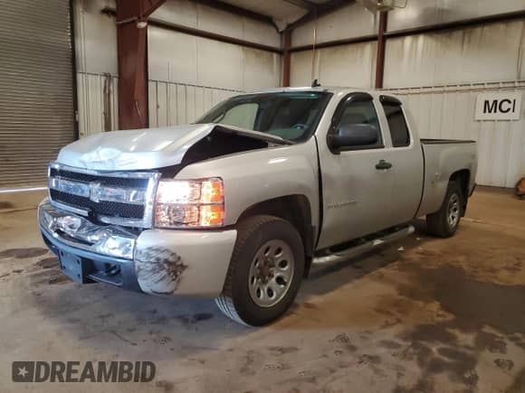 2010 Chevrolet Silverado 1500 LS z VIN 1GCSKREA5AZ228548, wystawiony jako Copart lot #69268985 z przebiegiem 158 018 mil mil oraz Czysty tytuł • Clean title. Historia ofert i sprzedaży dostępna na DreamBid. Obrazek 1.