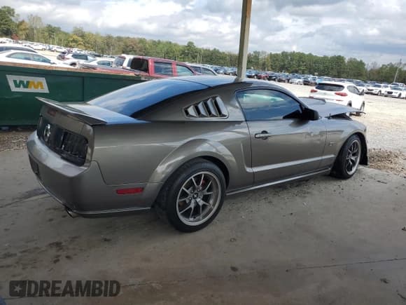 ✅ 2005 Ford Mustang GT Deluxe • VIN: 1ZVHT82H055109321 • Лот: 87310015. Опубликован ранее на Copart с пробегом Не указан. Бесплатный доступ к архиву аукционных продаж из США и подробный отчёт об истории автомобиля на DreamBid. Изображение 3.