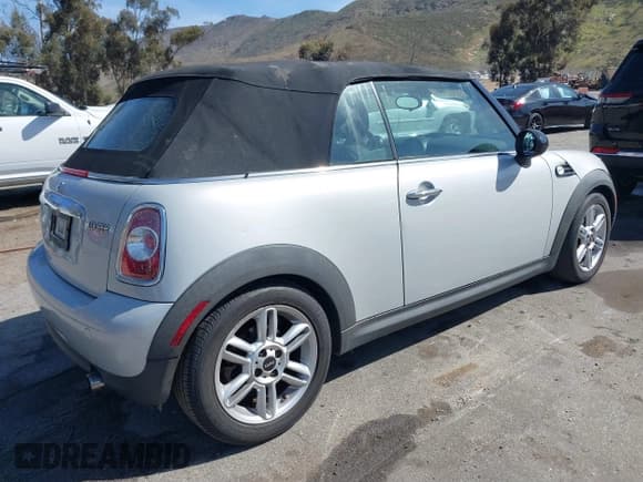 ✅ 2011 MINI Convertible • VIN: WMWZN3C57BT133094 • Lot: 41711094. Wystawiony na IAAI z przebiegiem 96 056 mil. Bezpłatny archiwum sprzedaży aukcyjnych z USA i szczegółowy raport historii pojazdu na DreamBid. Zdjęcie 4.