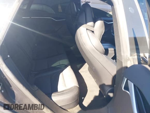 ✅ 2017 Tesla Model S 100D • VIN: 5YJSA1E25HF213092 • Lot: 43481381. Wystawiony na IAAI z przebiegiem 66 035 mil. Bezpłatny archiwum sprzedaży aukcyjnych z USA i szczegółowy raport historii pojazdu na DreamBid. Zdjęcie 8.