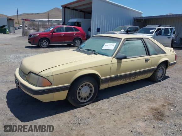 ✅ 1988 Ford Mustang • VIN: 1FABP41AXJF163469 • Lot: 42473799. Wystawiony na IAAI z przebiegiem 89 307 mil. Bezpłatny archiwum sprzedaży aukcyjnych z USA i szczegółowy raport historii pojazdu na DreamBid. Zdjęcie 2.