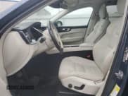 ✅ 2018 Volvo XC60 Momentum • VIN: YV4102RKXJ1057965 • Lot: 84242645. Wystawiony na Copart z przebiegiem 70 295 mil. Bezpłatny archiwum sprzedaży aukcyjnych z USA i szczegółowy raport historii pojazdu na DreamBid. Zdjęcie 7.