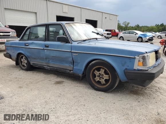 ✅ 1988 Volvo 240 DL • VIN: YV1AX8848J1281170 • Lot: 65687425. Wystawiony na Copart z przebiegiem 105 577 mil. Bezpłatny archiwum sprzedaży aukcyjnych z USA i szczegółowy raport historii pojazdu na DreamBid. Zdjęcie 4.