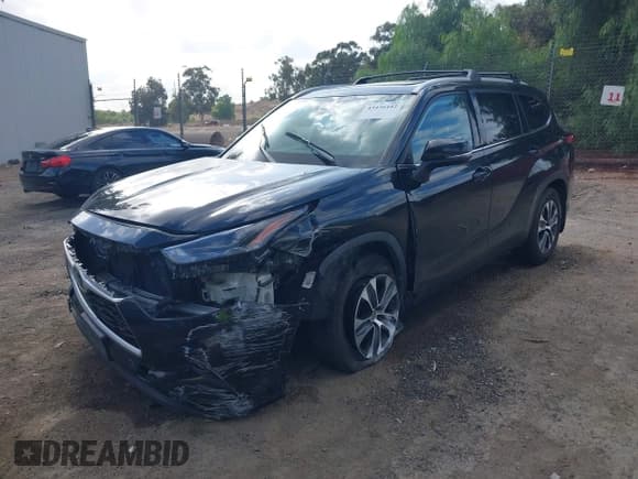 ✅ 2022 Toyota Highlander XLE • VIN: 5TDHZRAH0NS121231 • Lot: 43436442. Listed on IAAI with 216,662 mi. Free auction sales archive from the USA and detailed vehicle history report at DreamBid. Image 2.