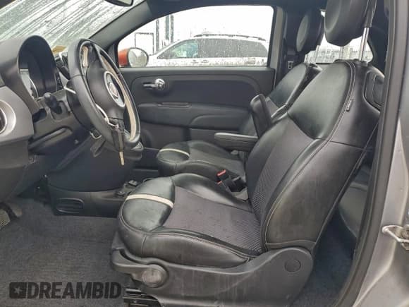 ✅ 2018 FIAT 500e • VIN: 3C3CFFGE3JT369329 • Lot: 94040425. Wystawiony na Copart z przebiegiem 53 262 mil. Bezpłatny archiwum sprzedaży aukcyjnych z USA i szczegółowy raport historii pojazdu na DreamBid. Zdjęcie 7.