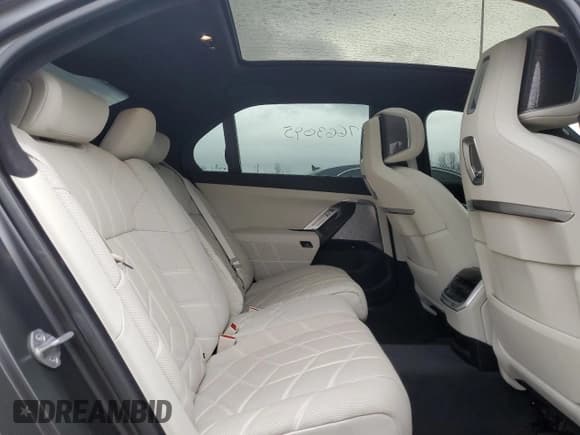 ✅ 2024 BMW 7 Series 760i xDrive • VIN: WBA33EJ08RCR61308 • Lot: 47663095. Wystawiony na Copart z przebiegiem 16 294 mil. Bezpłatny archiwum sprzedaży aukcyjnych z USA i szczegółowy raport historii pojazdu na DreamBid. Zdjęcie 10.