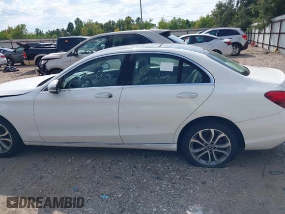 ✅ 2018 Mercedes-Benz C 300 • VIN: WDDWF4KB3JR333908 • Lot: 43166279. Wystawiony na IAAI z przebiegiem 109 453 mil. Bezpłatny archiwum sprzedaży aukcyjnych z USA i szczegółowy raport historii pojazdu na DreamBid. Zdjęcie 13.