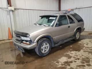 1999 Chevrolet Blazer LS z VIN 1GNCT18W8XK128169, wystawiony jako Copart lot #44260965 z przebiegiem 104 790 mil mil oraz Szkoda całkowita • Salvage title. Historia ofert i sprzedaży dostępna na DreamBid. Obrazek 1.