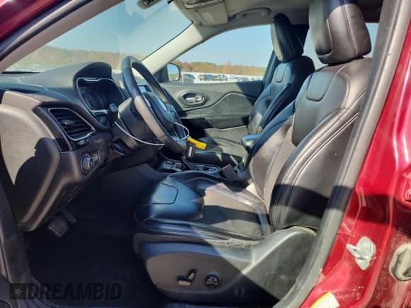 ✅ 2020 Jeep Cherokee Latitude Plus • VIN: 1C4PJLLB0LD620225 • Lot: 92869715. Wystawiony na Copart z przebiegiem 142 359 mil. Bezpłatny archiwum sprzedaży aukcyjnych z USA i szczegółowy raport historii pojazdu na DreamBid. Zdjęcie 7.