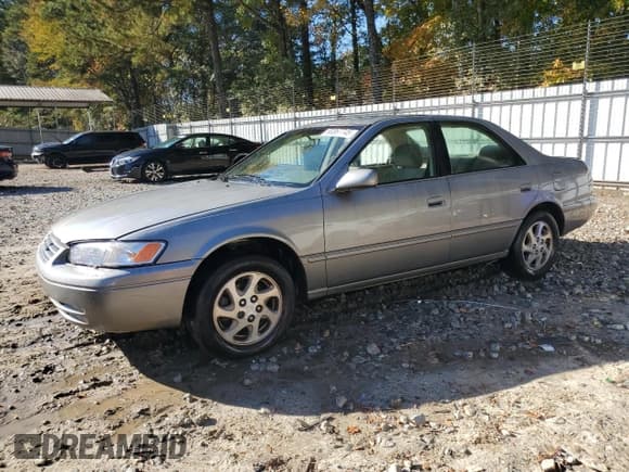 ✅ 1999 Toyota Camry LE • VIN: JT2BF22K0X0171528 • Lot: 90367745. Wystawiony na Copart z przebiegiem 352 195 mil. Bezpłatny archiwum sprzedaży aukcyjnych z USA i szczegółowy raport historii pojazdu na DreamBid. Zdjęcie 1.