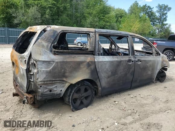 ✅ 2011 Toyota Sienna • VIN: 5TDZK3DC2BS043780 • Lot: 68895105. Wystawiony na Copart z przebiegiem Nie podano. Bezpłatny archiwum sprzedaży aukcyjnych z USA i szczegółowy raport historii pojazdu na DreamBid. Zdjęcie 3.