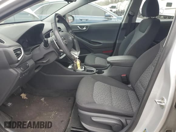 ✅ 2019 Hyundai Ioniq • VIN: KMHC65LD9KU145620 • Lot: 48099525. Wystawiony na Copart z przebiegiem 84 572 mil. Bezpłatny archiwum sprzedaży aukcyjnych z USA i szczegółowy raport historii pojazdu na DreamBid. Zdjęcie 7.