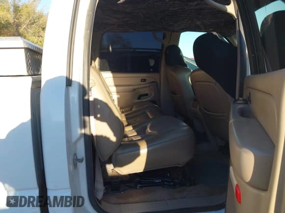 ✅ 2005 Chevrolet Silverado 2500HD LT • VIN: 1GCHC23U75F883040 • Lot: 43643562. Wystawiony na IAAI z przebiegiem 268 370 mil. Bezpłatny archiwum sprzedaży aukcyjnych z USA i szczegółowy raport historii pojazdu na DreamBid. Zdjęcie 8.