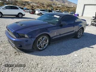 ✅ 2010 Ford Mustang GT500 • VIN: 1ZVBP8JS1A5105926 • Лот: 77398504. Опубликован ранее на Copart с пробегом 63 699 миль. Бесплатный доступ к архиву аукционных продаж из США и подробный отчёт об истории автомобиля на DreamBid. Изображение 1.
