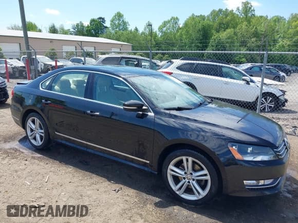 ✅ 2015 Volkswagen Passat SEL Premium • VIN: 1VWCT7A30FC023742 • Lot: 42161646. Wystawiony na IAAI z przebiegiem 124 308 mil. Bezpłatny archiwum sprzedaży aukcyjnych z USA i szczegółowy raport historii pojazdu na DreamBid. Zdjęcie 1.