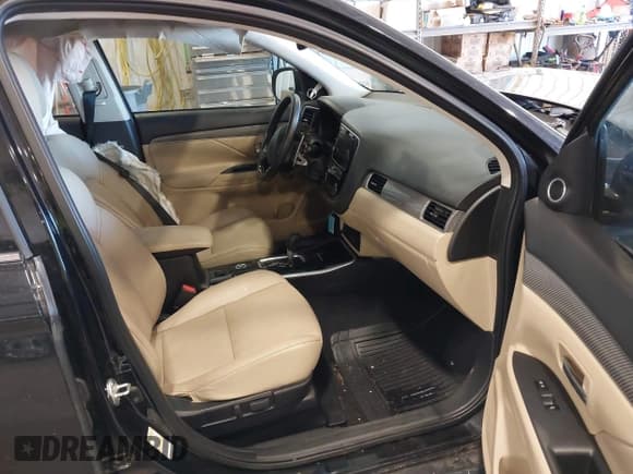 ✅ 2019 Mitsubishi Outlander GT • VIN: JA4JZ4AX8KZ010667 • Lot: 42140289. Wystawiony na IAAI z przebiegiem 105 383 mil. Bezpłatny archiwum sprzedaży aukcyjnych z USA i szczegółowy raport historii pojazdu na DreamBid. Zdjęcie 5.