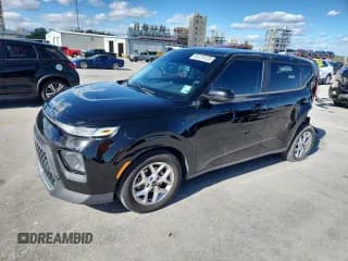 ✅ 2022 Kia Soul LX • VIN: KNDJ23AU7N7158562 • Lot: 90724125. Wystawiony na Copart z przebiegiem 62 659 mil. Bezpłatny archiwum sprzedaży aukcyjnych z USA i szczegółowy raport historii pojazdu na DreamBid. Zdjęcie 1.