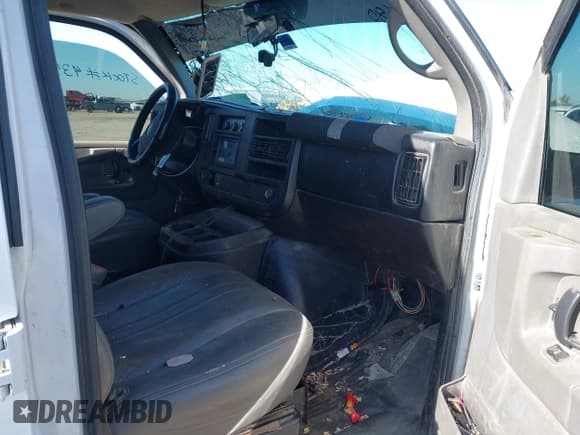 ✅ 2015 Chevrolet Express Passenger 1LS • VIN: 1GAZGZFG0F1156773 • Lot: 43567680. Wystawiony na IAAI z przebiegiem 198 793 mil. Bezpłatny archiwum sprzedaży aukcyjnych z USA i szczegółowy raport historii pojazdu na DreamBid. Zdjęcie 5.