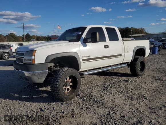 ✅ 2005 Chevrolet Silverado 2500HD Work Truck • VIN: 1GCHC29U75E307767 • Lot: 92182685. Wystawiony na Copart z przebiegiem 268 584 mil. Bezpłatny archiwum sprzedaży aukcyjnych z USA i szczegółowy raport historii pojazdu na DreamBid. Zdjęcie 1.