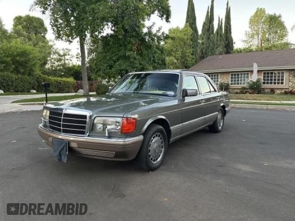 ✅ 1989 Mercedes-Benz 300 SE • VIN: WDBCA24D2KA446391 • Lot: 80225475. Wystawiony na Copart z przebiegiem 82 486 mil. Bezpłatny archiwum sprzedaży aukcyjnych z USA i szczegółowy raport historii pojazdu na DreamBid. Zdjęcie 2.