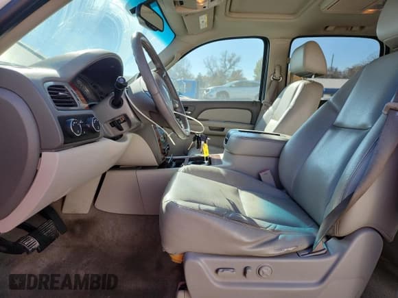 ✅ 2009 Chevrolet Suburban LTZ • VIN: 1GNFK36339R293786 • Lot: 92872055. Wystawiony na Copart z przebiegiem 212 006 mil. Bezpłatny archiwum sprzedaży aukcyjnych z USA i szczegółowy raport historii pojazdu na DreamBid. Zdjęcie 7.