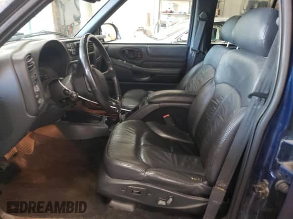 2001 Chevrolet Blazer LT z VIN 1GNDT13W01K224400, wystawiony jako Copart lot #72014684 z przebiegiem 46 747 mil mil oraz Szkoda całkowita • Salvage title. Historia ofert i sprzedaży dostępna na DreamBid. Obrazek 7.