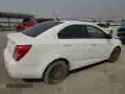 2014 Chevrolet Sonic LS z VIN 1G1JA5SG6E4161325, wystawiony jako Copart lot #70765964 z przebiegiem 127 926 mil mil oraz Szkoda całkowita • Salvage title. Historia ofert i sprzedaży dostępna na DreamBid. Obrazek 3.