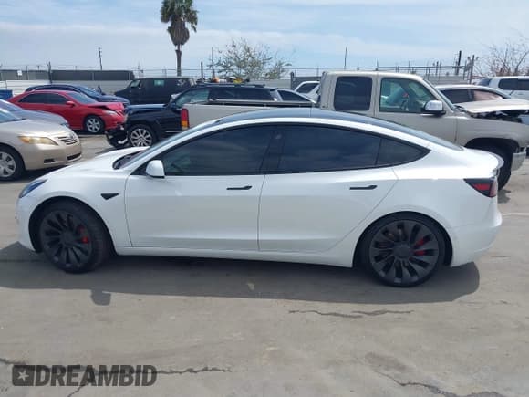 ✅ 2021 Tesla Model 3 Performance • VIN: 5YJ3E1EC2MF084594 • Lot: 42030339. Wystawiony na IAAI z przebiegiem 43 215 mil. Bezpłatny archiwum sprzedaży aukcyjnych z USA i szczegółowy raport historii pojazdu na DreamBid. Zdjęcie 14.