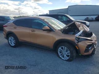 ✅ 2024 Buick Envista Preferred • VIN: KL47LAE28RB032356 • Лот: 74589694. Опубликован ранее на Copart с пробегом 6 239 миль. Бесплатный доступ к архиву аукционных продаж из США и подробный отчёт об истории автомобиля на DreamBid. Изображение 4.