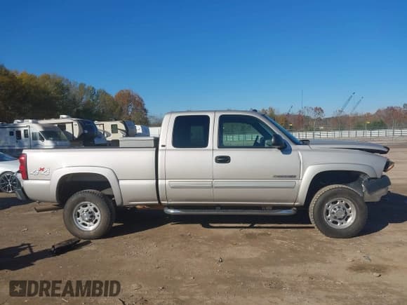 ✅ 2005 Chevrolet Silverado 2500HD LS • VIN: 1GCHK29U65E151661 • Lot: 43589957. Wystawiony na IAAI z przebiegiem 121 533 mil. Bezpłatny archiwum sprzedaży aukcyjnych z USA i szczegółowy raport historii pojazdu na DreamBid. Zdjęcie 13.