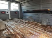 ✅ 2003 Ford Econoline Cargo • VIN: 1FTRE14W03HA91032 • Lot: 92819845. Wystawiony na Copart z przebiegiem 338 783 mil. Bezpłatny archiwum sprzedaży aukcyjnych z USA i szczegółowy raport historii pojazdu na DreamBid. Zdjęcie 11.