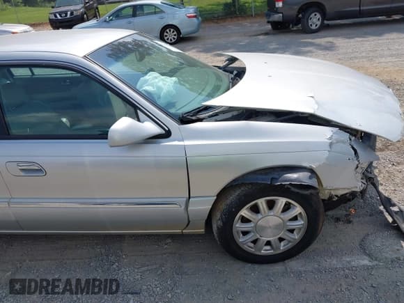 ✅ 1999 Lincoln Continental • VIN: 1LNHM97V5XY630004 • Лот: 42434619. Опубликован ранее на IAAI с пробегом 175 458 миль. Бесплатный доступ к архиву аукционных продаж из США и подробный отчёт об истории автомобиля на DreamBid. Изображение 6.