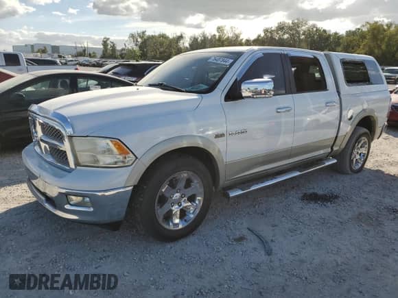 2010 Dodge 1500 Laramie z VIN 1D7RB1CT3AS179854, wystawiony jako Copart lot #76487844 z przebiegiem 201 265 mil mil oraz Szkoda całkowita • Salvage title. Historia ofert i sprzedaży dostępna na DreamBid. Obrazek 1.
