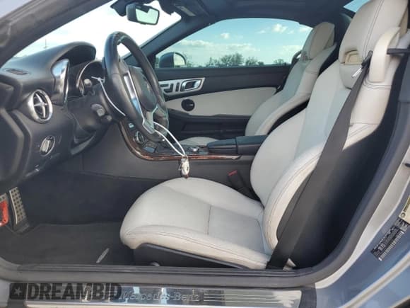 ✅ 2012 Mercedes-Benz SLK 350 • VIN: WDDPK5HA8CF014674 • Lot: 43035715. Wystawiony na Copart z przebiegiem 79 506 mil. Bezpłatny archiwum sprzedaży aukcyjnych z USA i szczegółowy raport historii pojazdu na DreamBid. Zdjęcie 7.