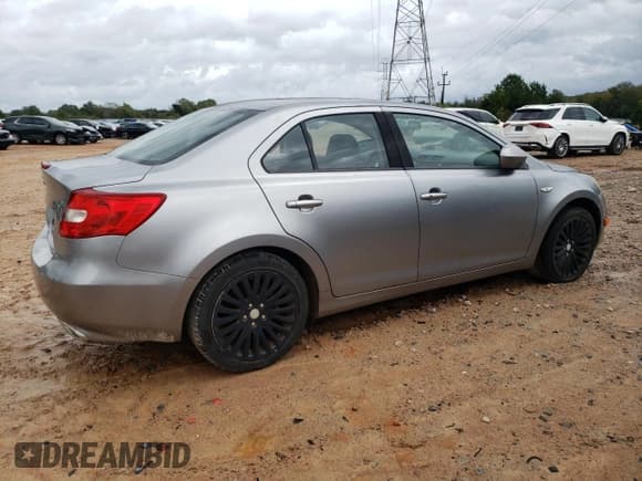 ✅ 2012 Suzuki Kizashi SE • VIN: JS2RE9A31C6101190 • Лот: 73465354. Опубликован ранее на Copart с пробегом 154 466 миль. Бесплатный доступ к архиву аукционных продаж из США и подробный отчёт об истории автомобиля на DreamBid. Изображение 3.